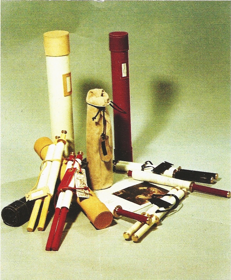 Rotoli lunghi e corti e relativi contenitori in cuoio e nappa