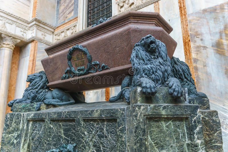 venezia italia aprile la tomba di daniele manin su th 92130911